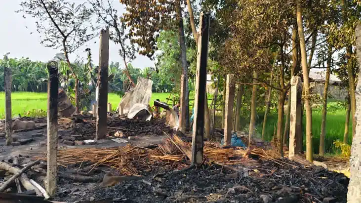 शॉर्ट सर्किट से भीषण अगलगी में 4 घर जलकर राख : लाखों की संपत