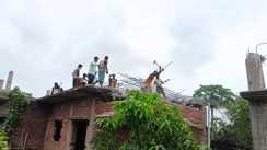 Bihar News : बेतिया में कटाव रोकने के सभी दावे हुए फेल, कहर मचा रही गंडक, अपने ही हाथों आशियाना उजाड़ने को मजबूर हैं ग्रामीण 
