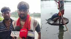 कटिहार में गंगा-कोसी का कहर: मनिहारी में लोहे की कढ़ाई बनी नाव, जान जोखिम में डाल सैलाब पार करने को मजबूर ग्रामीण