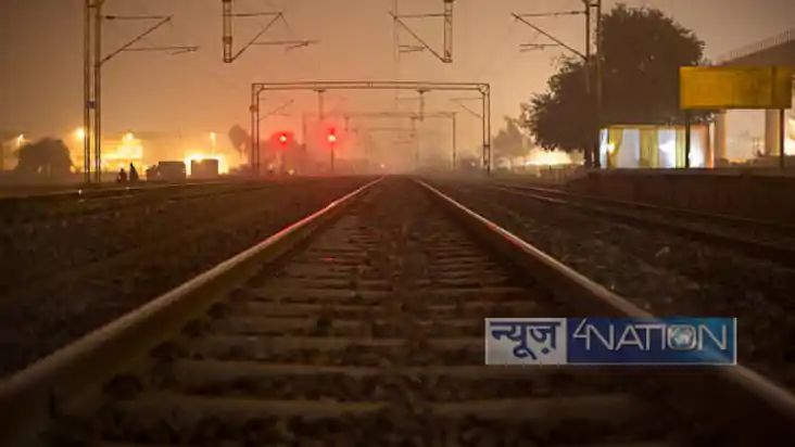 Gorakhpur News: गूगल मैप की गलती, रेलवे ट्रैक पर पहुंची कार!