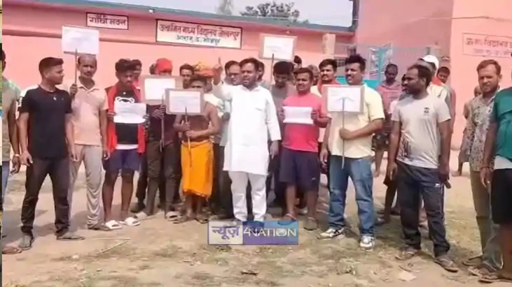 Ara News: थाना प्रभारी के रवैये के विरोध में ग्रामीणों का धर