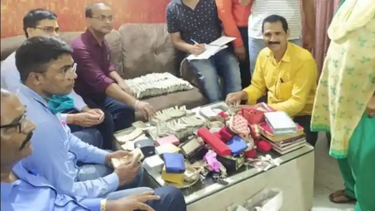 नीतीश सरकार को झटका!, करोड़ों की संपत्ति और घर में मिला कैश,