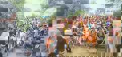 Bihar Flood news -  गंगा में समाहित जवइनियां गांव पहुंचे वीआईपी प्रमुख मुकेश सहनी, बाढ़ पीड़ितों से की मुलाकात व्यक्तिगत स्तर पर बाढ़ पीड़ितों की मदद