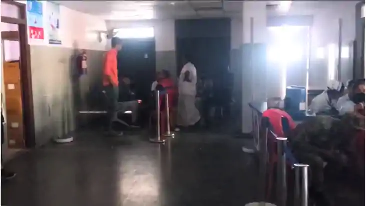 Bihar Health System : भागलपुर सदर अस्पताल में घंटों गुल रही 