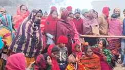 Bihar News : बेतिया में युवक की मौत के बाद परिजनों का फूटा गुस्सा, सड़क पर शव रखकर किया हंगामा, अधिकारियों से की कार्रवाई की मांग 