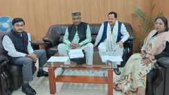 धान खरीद में देरी से किसान परेशान,जदयू विधायक अजीत कुमार ने डीएम को सौंपा ज्ञापन