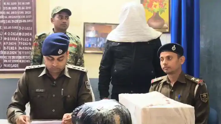 Bihar Crime : कैमूर में मुर्गी फार्म की आड़ में चल रहा था अवै