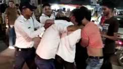 Patna Police Crime: पटना में पुलिस की वर्दी फिर हुई दागदार!  डॉक्टर को सड़क पर घसीट कर किया लहूलुहान, डेढ़ लाख रुपये की लूट का भी आरोप