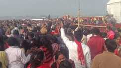 भक्ति के महाकुंभ में भारी बवाल! अनिरुद्धाचार्य की कथा में 'VIP' प्रेम ने भक्तों को रौंदा, रेलिंग टूटी, बच्चे बिछड़े; पुलिस को करना पड़ा बल प्रयोग