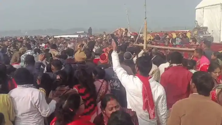 भक्ति के महाकुंभ में भारी बवाल! अनिरुद्धाचार्य की कथा में 'V