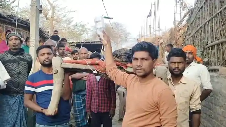 खटिया पर सुशासन की अर्थी! भागलपुर में 20 KM तक मरीज को खाट प