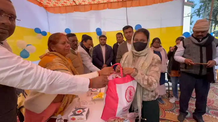 नवादा के सरकारी कर्मियों की बड़ी पहल: जेब से पैसे जुटाकर 67 ट