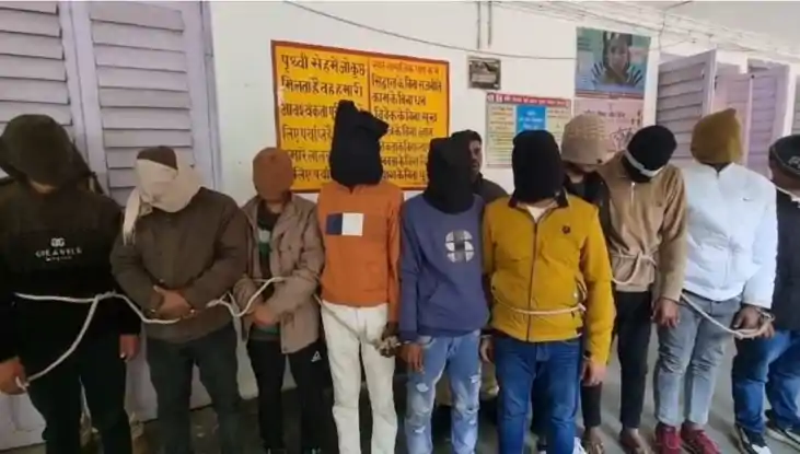 'छठी' के जश्न में खूनी खेल : महिला डांसरों के ठुमकों के बीच 