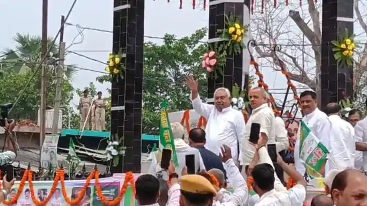 Nitish Visit Sparks Buzz as Supporters Raise Slogans in Manj