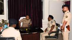 Bihar News : बेतिया में आधी रात को थानों के औचक निरीक्षण में खुली पोल, एसपी ने 14 दारोगा-जमादार को किया सस्पेंड, 26 पुलिसकर्मियों पर गिरी गाज