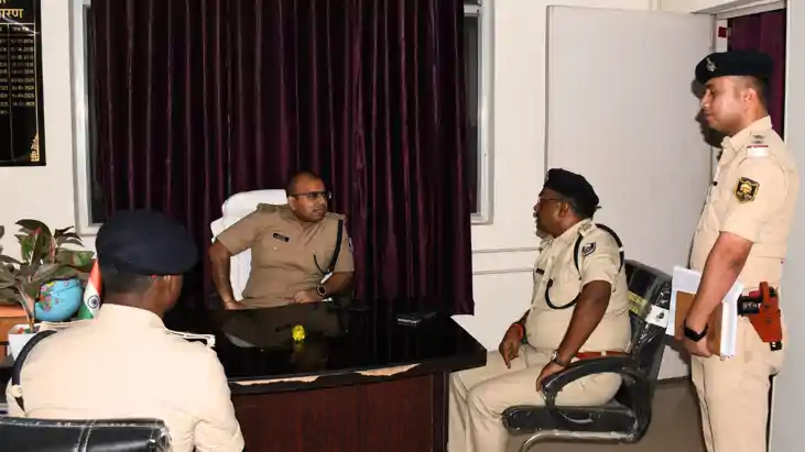 Bihar News : बेतिया में आधी रात को थानों के औचक निरीक्षण में