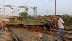 derailed goods train - सैन्य मालगाड़ी के दो डब्बे पटरी से उतर दूसरे ट्रैक पर पहुंचे, ट्रेनों की यातायात प्रभावित, ट्रैक को दुरुस्त करने का काम शुरू
