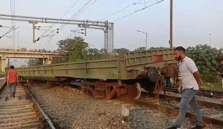 derailed goods train - सैन्य मालगाड़ी के दो डब्बे पटरी से उत