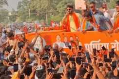 bihar Election 2025 -  मंच तक नहीं पहुंच पाए पवन सिंह, बेकाबू भीड़ के कारण रोड शो के रथ से किया जनता को संबोधित