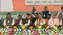 Bihar Election 2025 : सीतामढ़ी में पीएम मोदी की जनसभा में दूसरी पंक्ति में नजर आये भाजपा प्रत्याशी सुनील कुमार पिंटू, लोगों ने कहा- 'ऊपर से हुआ इशारा'