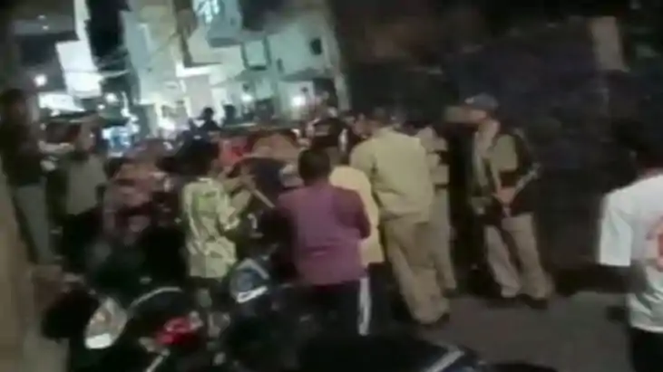 युवक और तीन युवतियां आपत्तिजनक हालत में मिले,लॉज में हंगामा 