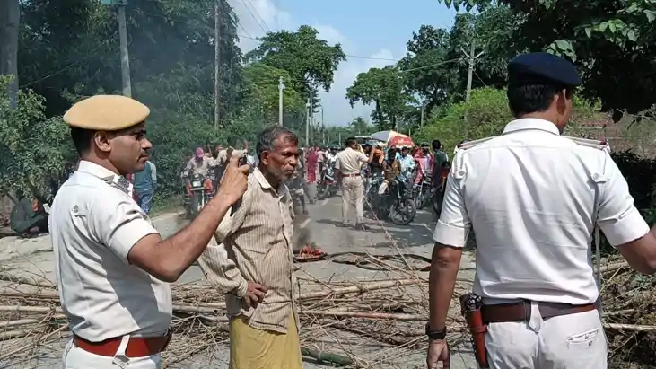 Bihar News: मुजफ्फरपुर में बाढ़ पीड़ितों का फूटा गुस्सा, प्र