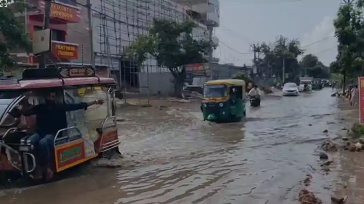Bihar News:आरा नगर निगम के दावे धरे रह गए—मुख्य सड़क पर दो फ