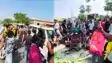 Bihar News : मुजफ्फरपुर में बाढ़ पीड़ितों का हाल जानने पहुंचे अधिकारियों को ग्रामीणों ने घेरा, गाड़ी के आगे बैठकर जमकर काटा बवाल 