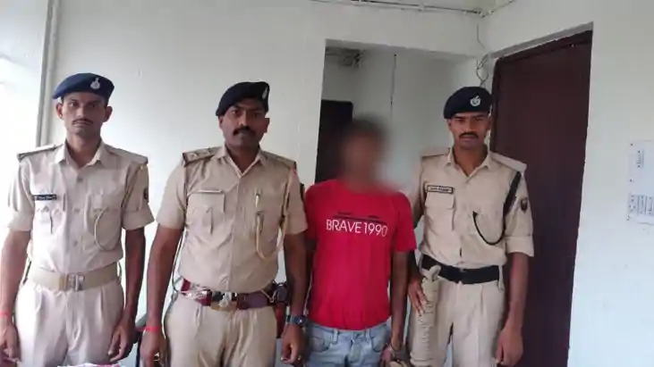 पत्नी की हत्या के आरोप में पति गिरफ्तार: गला दबाकर वारदात दे