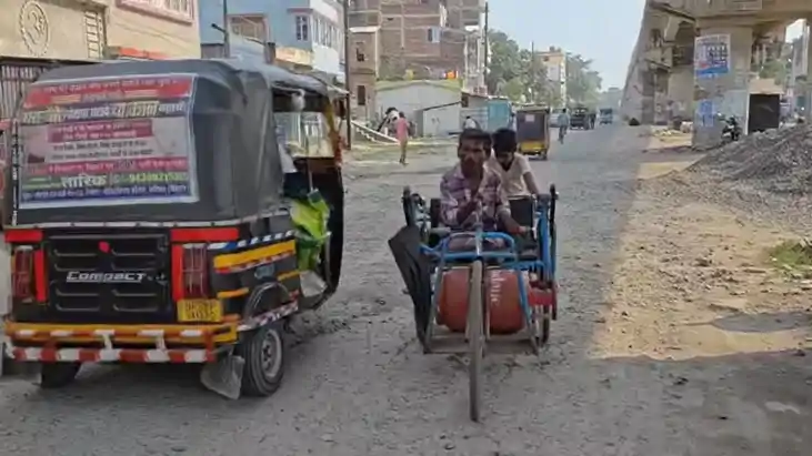 Bihar Disability Motivation: पैरों से कमजोर... हिम्मत से मजब