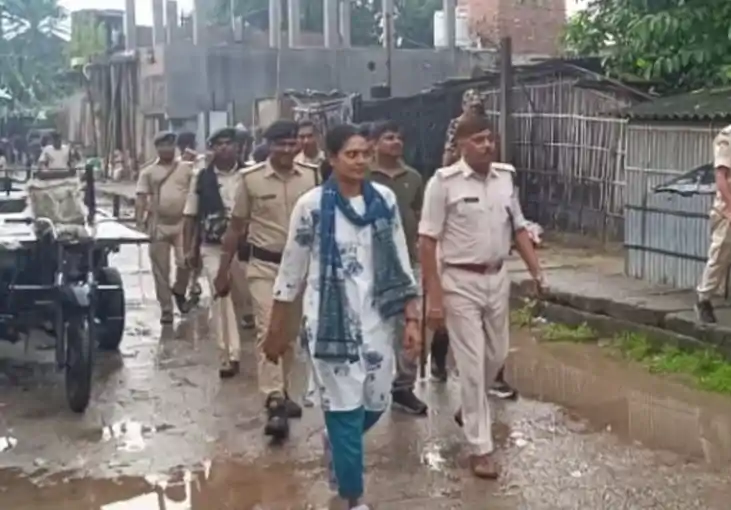 रेड लाइट इलाके के पास छापेमारी करने पहुंची पुलिस पर हमला, मह रेड लाइट इलाके के पास छापेमारी करने पहुंची पुलिस पर हमला, मह