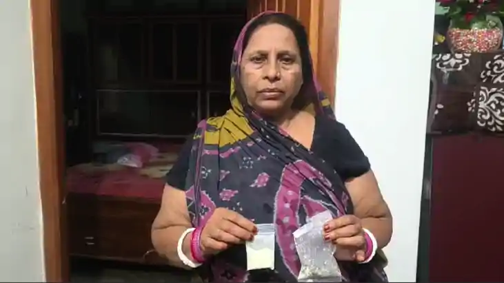 Bihar News : गहने साफ़ करने के नाम पर शातिर ठगों ने सोने की च Bihar News : गहने साफ़ करने के नाम पर शातिर ठगों ने सोने की च