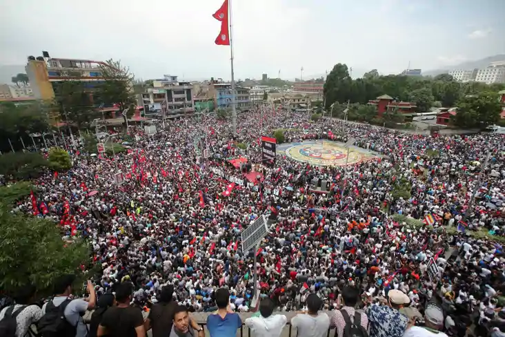 नेपाल में हालात हुए बेकाबू, संसद में घुसे जेन-जी, जवाबी कार नेपाल में हालात हुए बेकाबू, संसद में घुसे जेन-जी, जवाबी कार