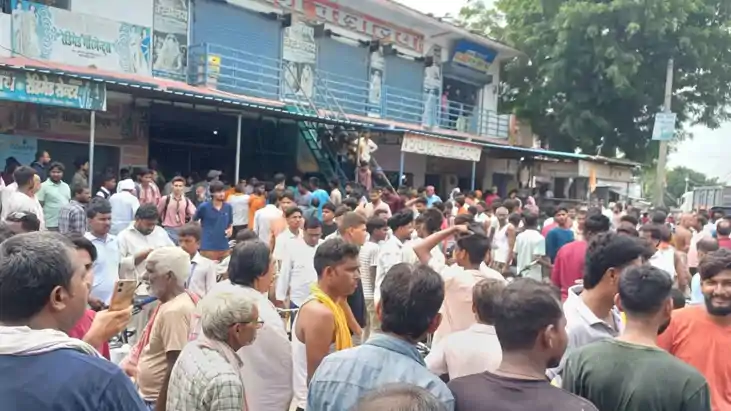 Bihar Crime : सिवान में दिनदहाड़े बदमाशों ने ज्वेलर्स की दुक