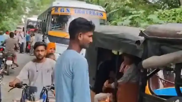 चंदा न देने पर ई-रिक्शा चालक से बर्बरता, पीड़ित ने गड्ढे के 