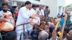 'चिराग के भरोसा' अभियान के तहत राहत कार्य जारी, PHED मंत्री संजय सिंह ने बाढ़ पीड़ितों के बीच बांटी सामग्री