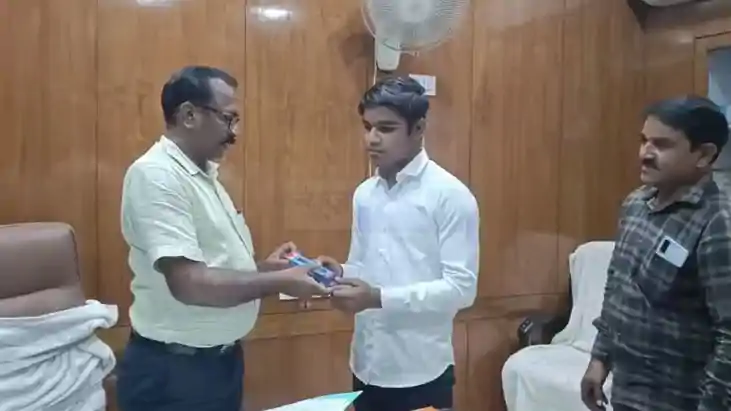 Blind Prashant scores 80 Percent 