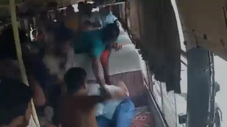 Bihar Crime: 10 रुपए के टशन में बस कंडक्टर को सड़क पर दी ताल