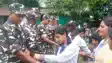 RAKSHA BANDHAN : सरहद की सुरक्षा में लगे एसएसबी जवानों को स्कूली बच्चियों ने बांधा रक्षा सूत्र, राष्ट्र सुरक्षा को लेकर जताया आभार 