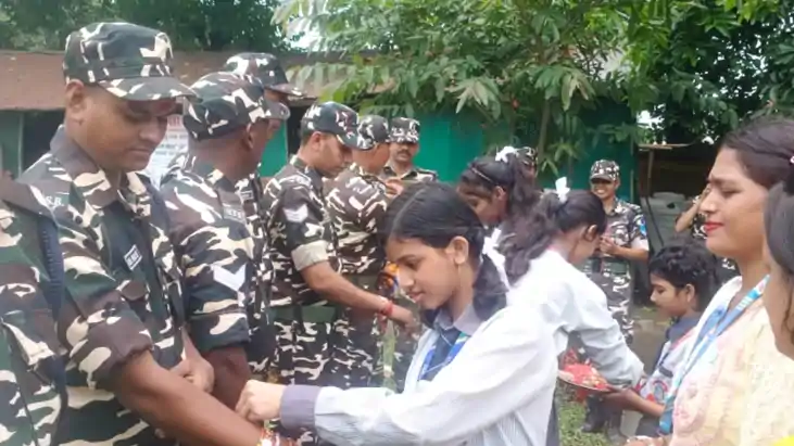 RAKSHA BANDHAN : सरहद की सुरक्षा में लगे एसएसबी जवानों को स् RAKSHA BANDHAN : सरहद की सुरक्षा में लगे एसएसबी जवानों को स्