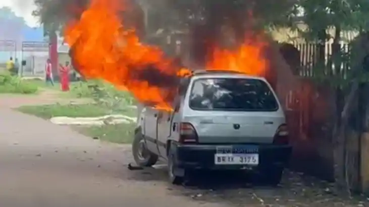 Bihar News: नालंदा में सड़क किनारे खड़ी कार बनी अग्निकुंड , Bihar News: नालंदा में सड़क किनारे खड़ी कार बनी अग्निकुंड ,