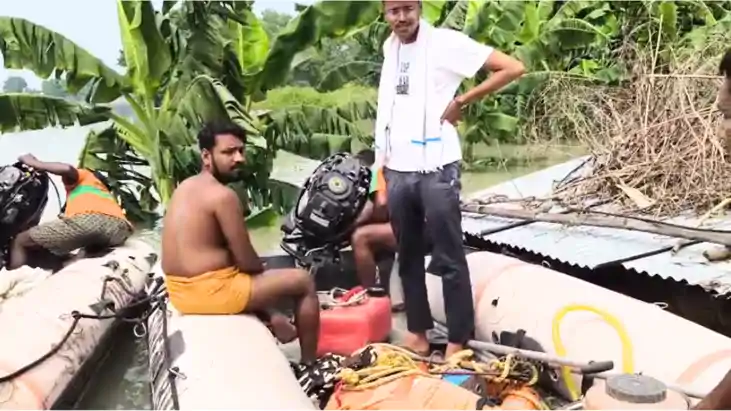 Bihar Flood News : वैशाली में बाढ़ के पानी में डूबने से राजमि Bihar Flood News : वैशाली में बाढ़ के पानी में डूबने से राजमि