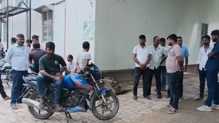 Bihar Crime News : ऑटो का शीशा तोड़ने के विवाद में किशोर का अ Bihar Crime News : ऑटो का शीशा तोड़ने के विवाद में किशोर का अ
