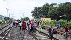 Bihar News : भागलपुर में बाढ़ से जूझ रहे पशुपालकों पर टूटा दु:खों का पहाड़, ट्रेन से कटकर नौ भैंसों की हुई मौत  