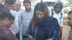 Bihar News : नवीनगर विधायक चेतन आनंद और पत्नी डॉ. आयुषी ने पेश की इंसानियत की मिसाल, सड़क हादसे के घायल की बचाई जान