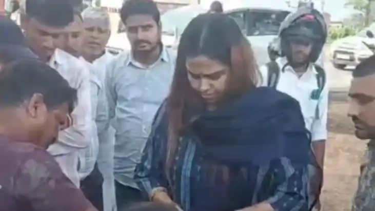 Bihar News : नवीनगर विधायक चेतन आनंद और पत्नी डॉ. आयुषी ने प