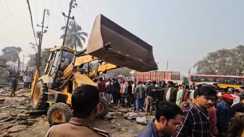 Bihar News : कटिहार में सैकड़ों दुकानों पर चला प्रशासन का बुलडोजर, दुकानदारों ने कहा-सरकार को बदनाम करने की हो रही साजिश 