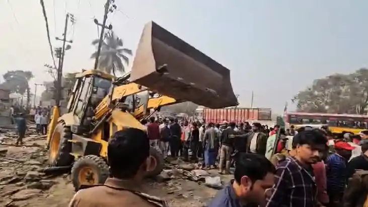 Bihar News : कटिहार में सैकड़ों दुकानों पर चला प्रशासन का बुल