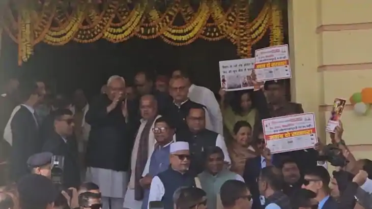 Bihar Budget Session: विपक्ष के विरोध के बीच सदन पहुंचे सीएम