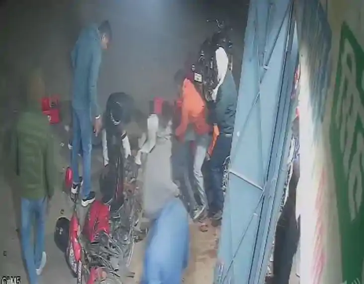 पैसे मांगने पर भड़के दबंग, दुकानदार को चाकू से गोदा, वारदात 